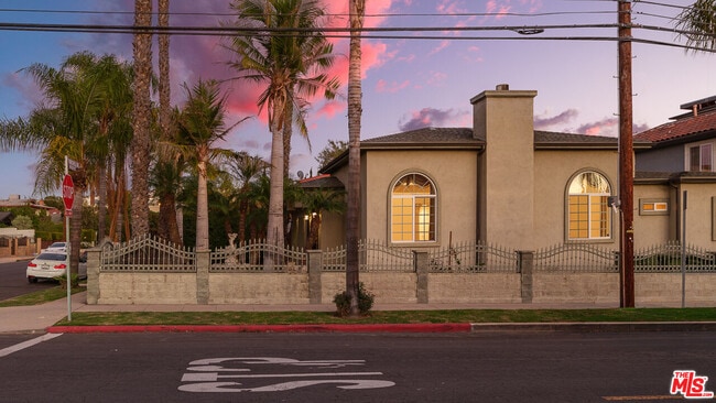 Foto del edificio - 4356 Kingswell Ave