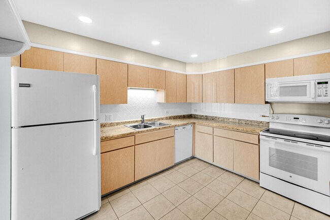 Building Photo - 9737 Fox Glen Dr