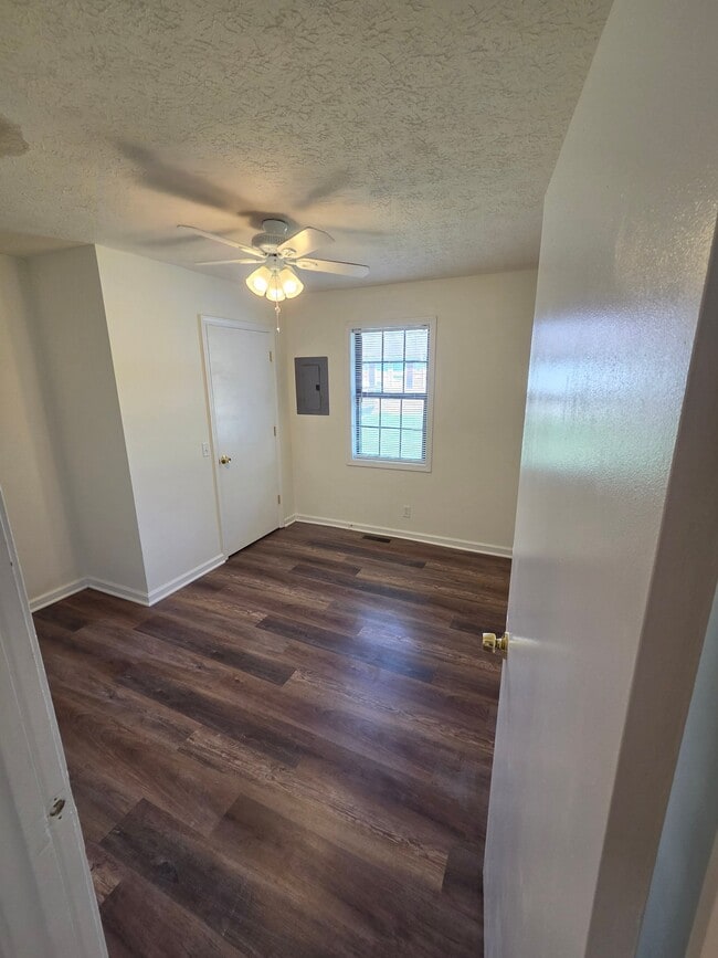 Building Photo - 105 Combs Blvd