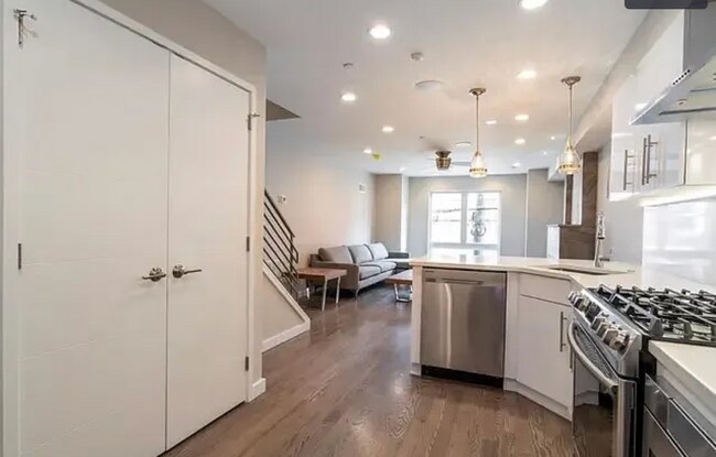 Building Photo - Elevated City Living in a Newly Constructed Grad Hospital Triplex