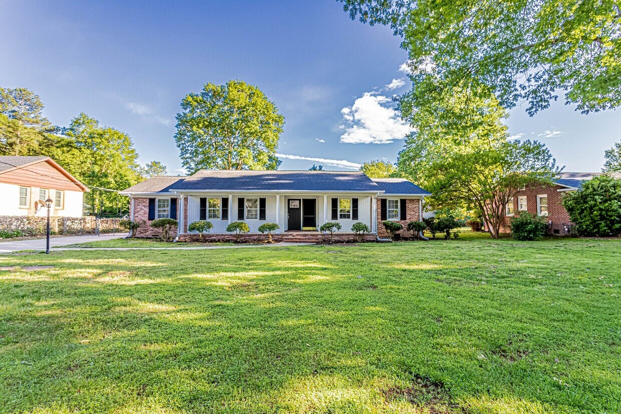 This Is A Rare Find in Taylors! Adorable B... House Rental in Taylors