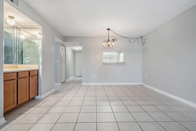 Foto del edificio - 9807 Lombard Court, Unit 107