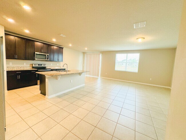 Foto del edificio - Amazing & Spacious 4 Bedroom, 3 Bathroom H...