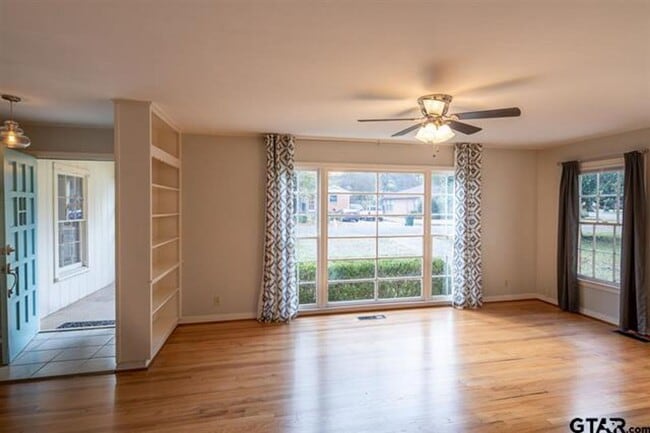 Building Photo - Sweet Cottage on Camellia!