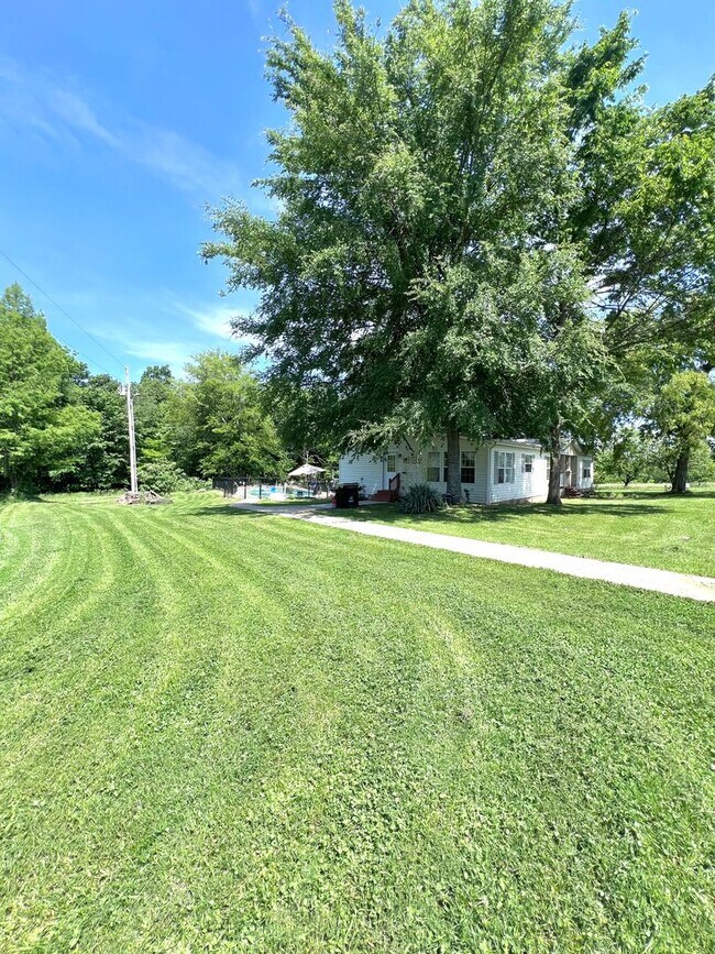 Building Photo - Privacy! Pool! Huge Outbuilding!