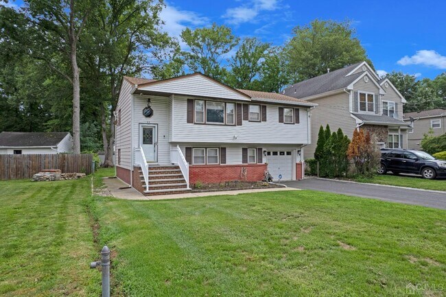 Building Photo - 635 Spruce Rd