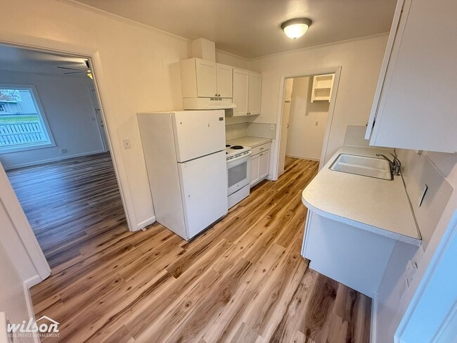 Building Photo - 1420-1420 Queen Ave