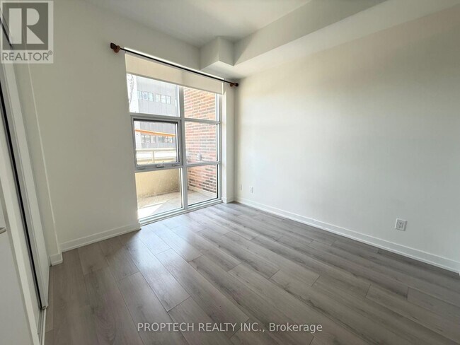Photo du bâtiment - 1787-1787 St Clair Ave W