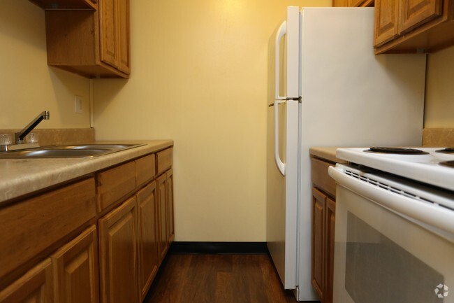 Studio Kitchen - Turnberry Apartments