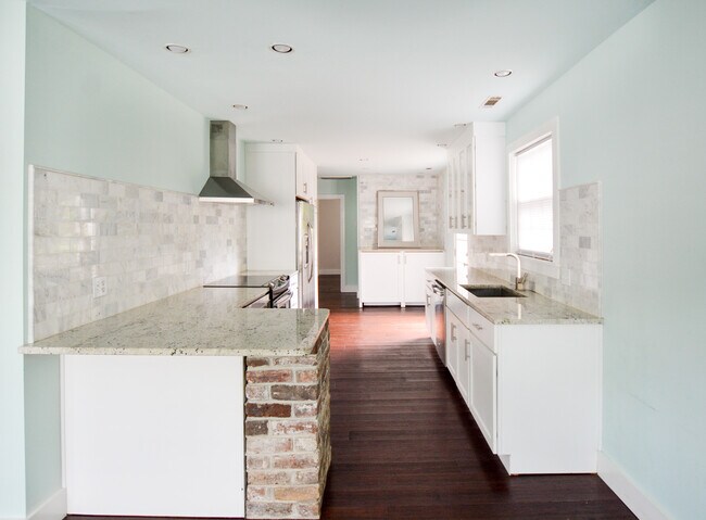 Building Photo - Renovated Classic Charleston Home