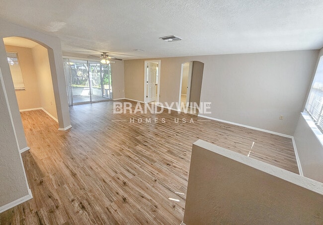 Building Photo - **1 MONTH FREE HOLIDAY SPECIAL!!** Market ...