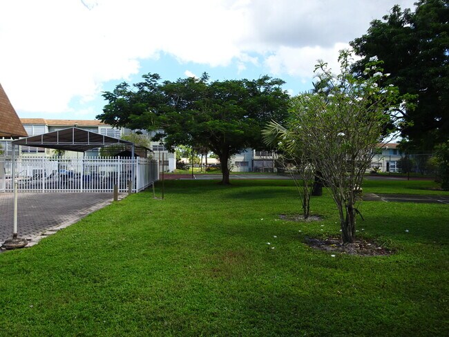 Foto del edificio - 605 S State Rd 7