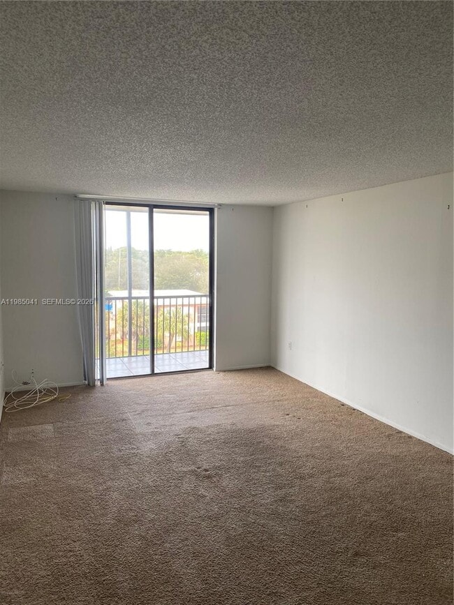 Foto del edificio - 16950 W Dixie Hwy