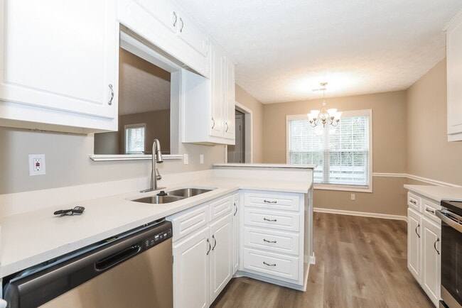 Building Photo - 511 Saddle Ridge Dr