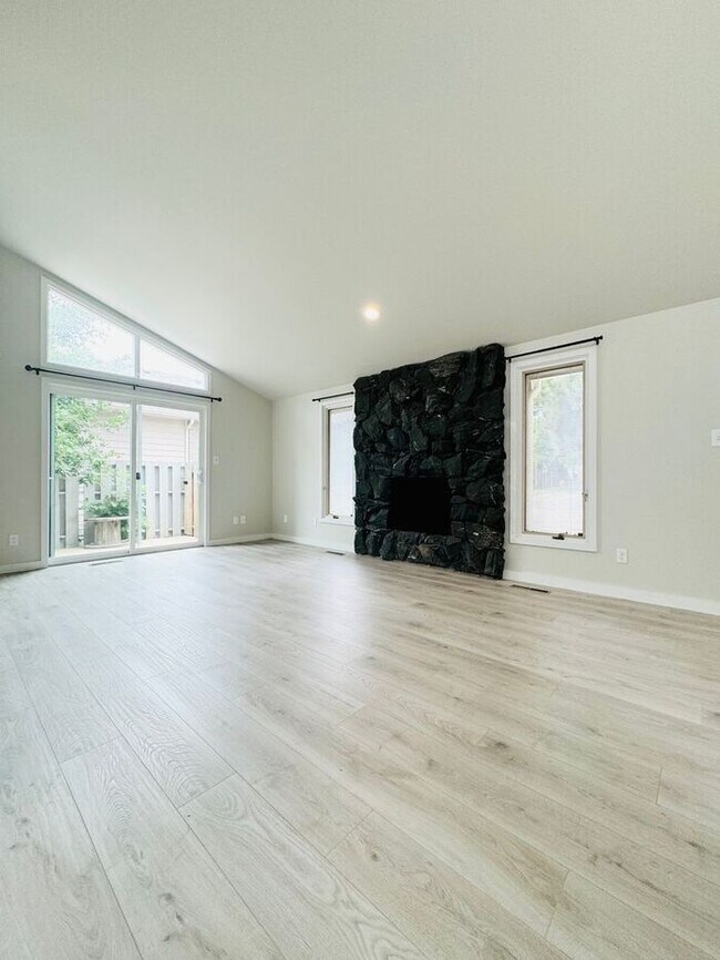 Foto del edificio - Beautiful 3 bedroom 2 bath townhome locate...