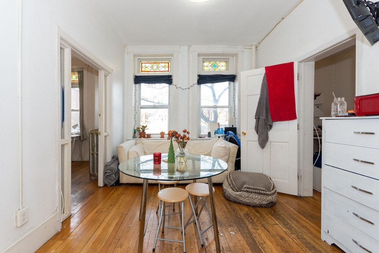 Great BU two bedroom, high ceilings, great living room - Great BU two bedroom, high ceilings, great living room