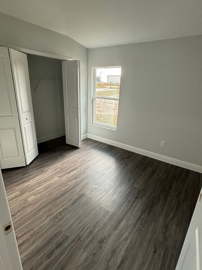 Building Photo - LIKE NEW DESIGNER HOME 3/2 READY FOR NEW F...