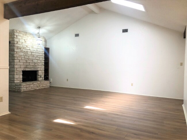 Foto del edificio - 6503 Hart Ln