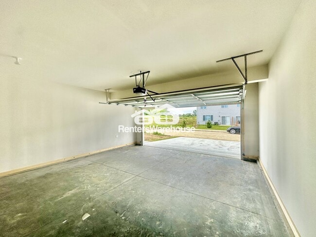 Building Photo - 7000 Lake Hill Dr