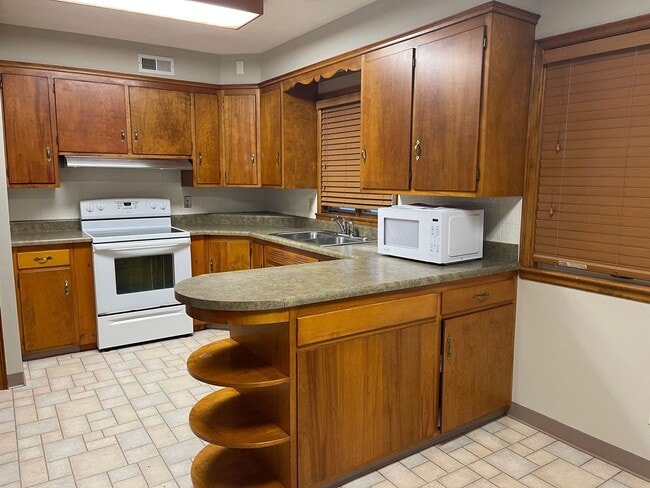 Building Photo - Huge 3 Bedroom Single Family Home! 12 mont...