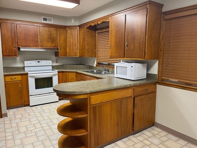 Foto del edificio - Huge 3 Bedroom Single Family Home! 12 mont...