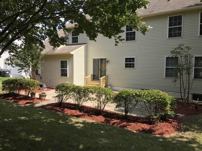 Building Photo - STAFFORD - UPDATED COLONIAL - SPOTLESS