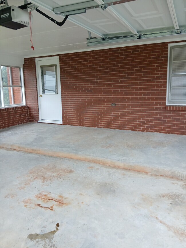 Building Photo - 3261 Marion Rd