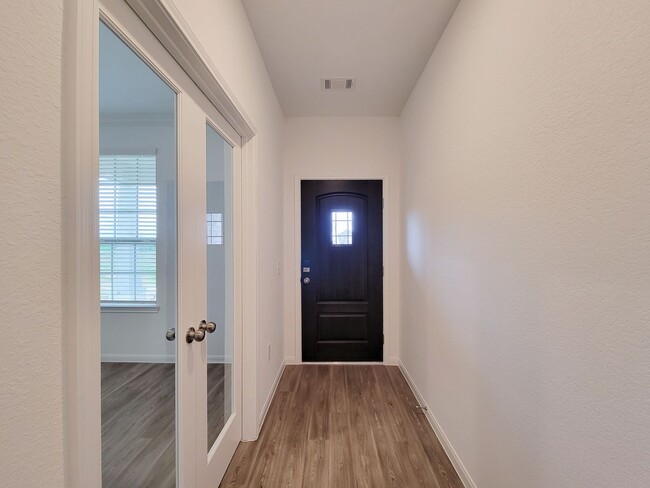 Foto del edificio - Beautiful brand-new construction with exceptional lake view in a new master planned community in ...