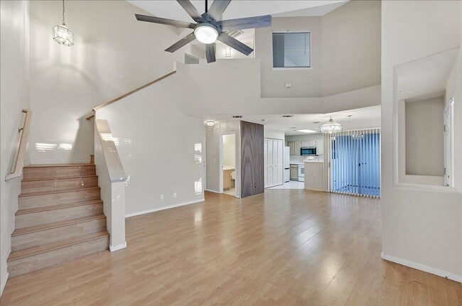 Building Photo - 2 Bedroom, 2 1/2 bath Townhome