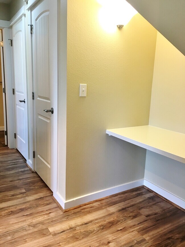 Building Photo - Adorable 2bd 2ba condo in the Charter Poin...