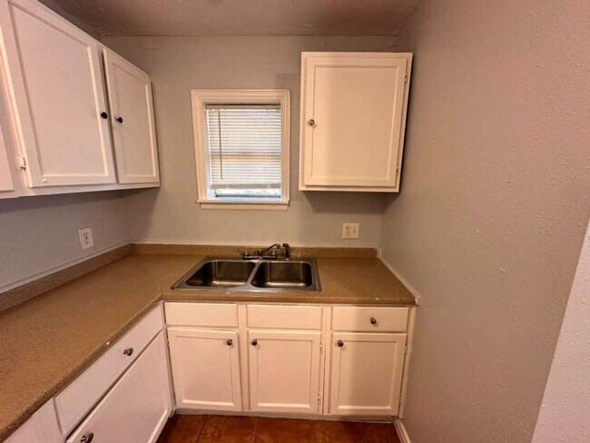 Foto del edificio - 306 Lake Rd