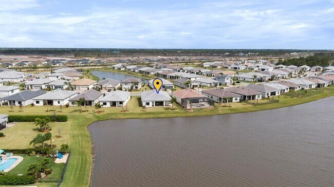 Building Photo - 818 SE Courances Dr