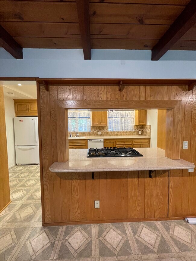 Building Photo - 1050 W La Deney Dr