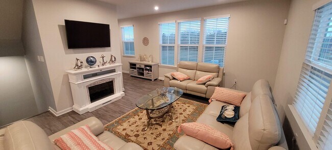 Building Photo - Luxury, Location, and Convenience. 2-year-...