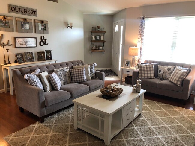Sala de estar con techos abovedados - 2805 Wordsworth Dr