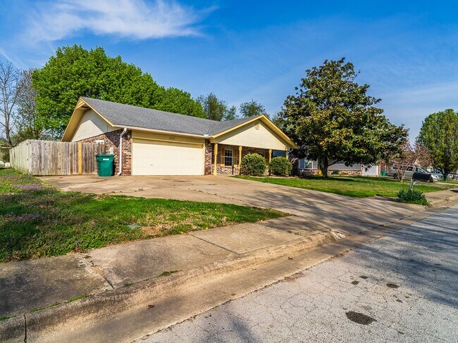Building Photo - 1020 N 29th St