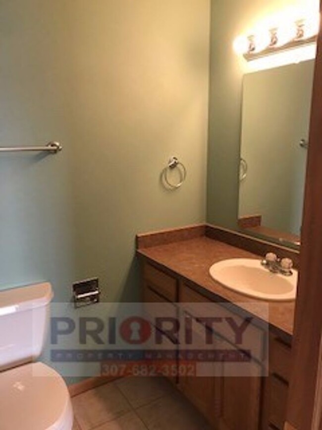 Building Photo - 2 bedroom, 2 bath 1,226 sqft townhome for ...