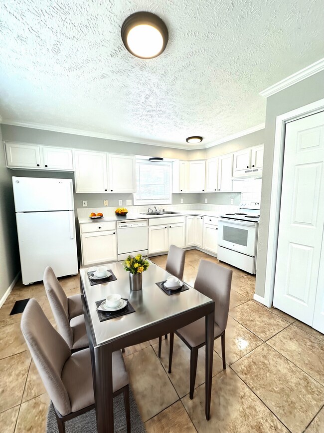 Building Photo - 2 bed 1 bath with W/D In Unit