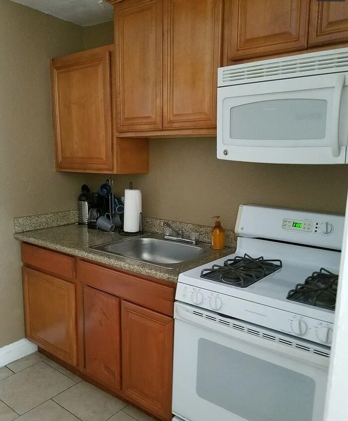 Building Photo - Imperial Triplex