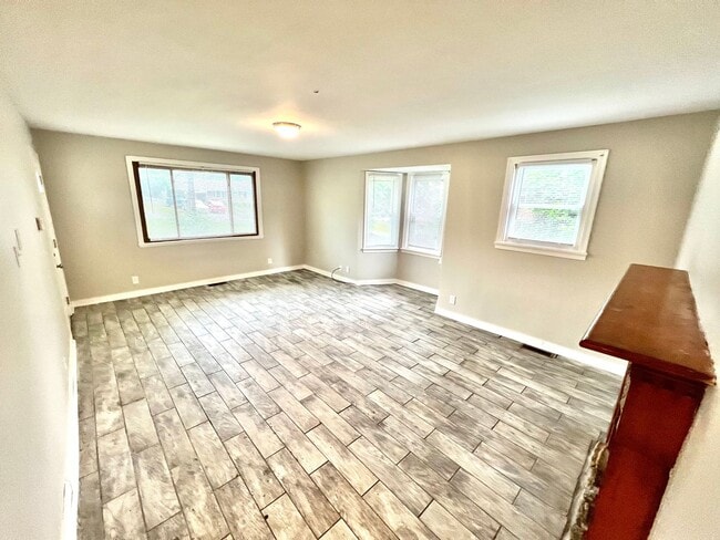 Building Photo - Hudepohl Manor **Updated Rent!** **$75 GIF...