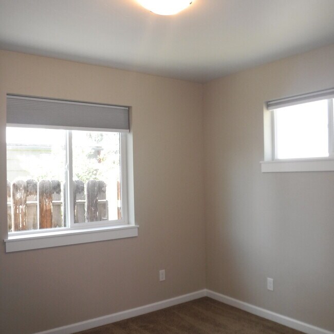 Foto del edificio - Light & Bright 2 Bed/2 Bath Mid-Town Cottage with Garage