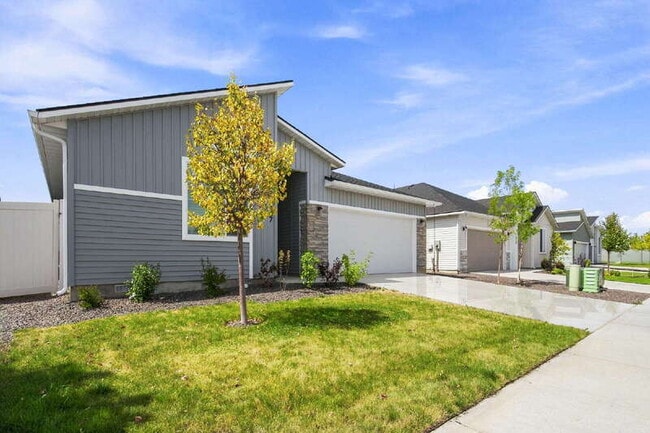 Building Photo - 297 N Madrone Ave