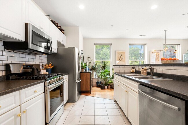 Building Photo - 400 9th St