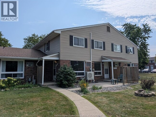 Photo du bâtiment - 3003 Meadowbrook Ln