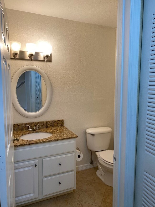 Building Photo - 2 Story 2 Bedroom Gem In Great Location Ne...