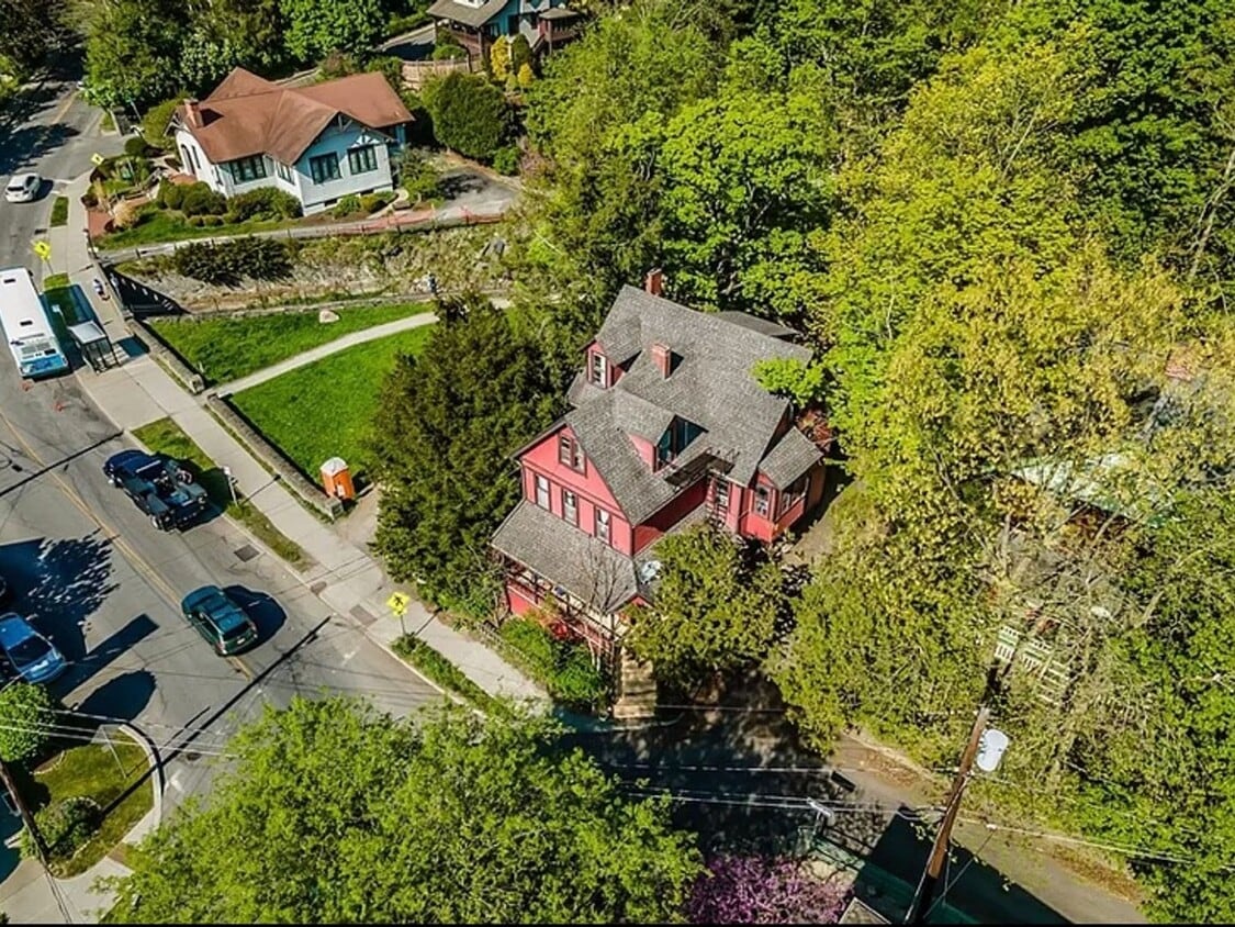 Primary Photo - 101 Linn St