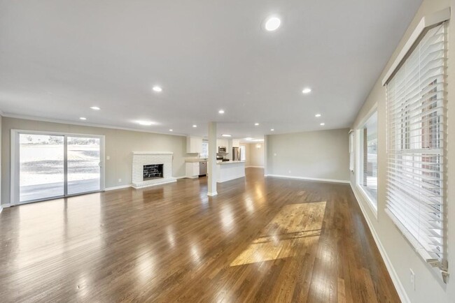 Foto del edificio - 909 Rosedale Dr