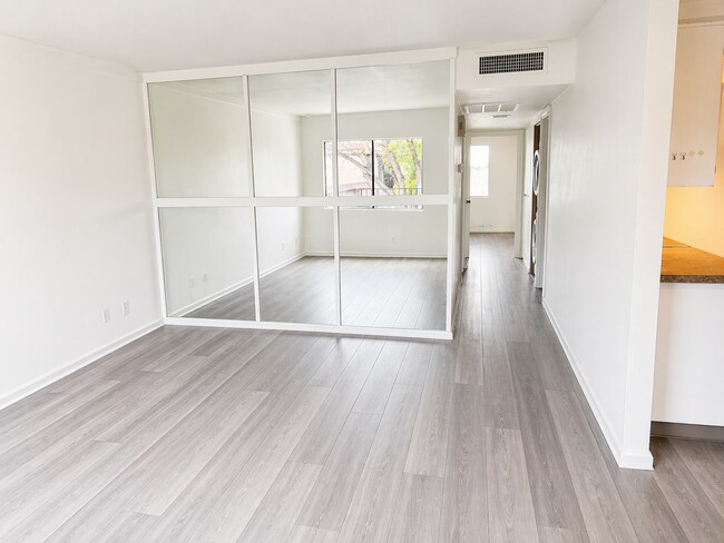 Foto del edificio - Green and Lush community, centrally located