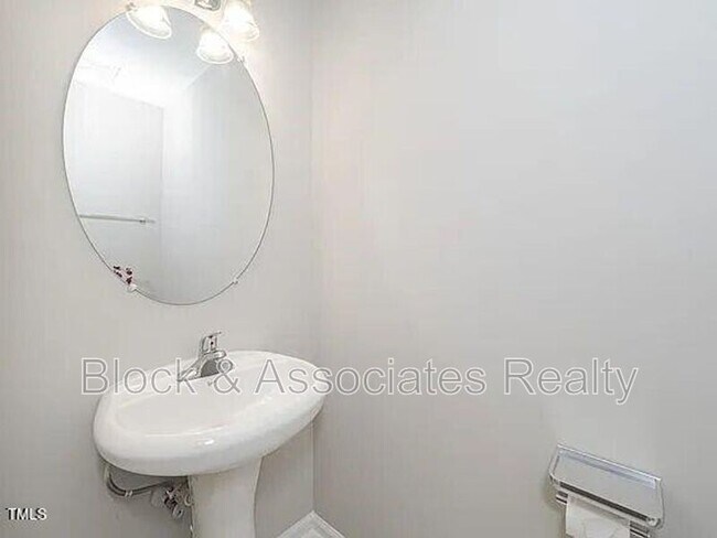 Foto del edificio - 701 Holly Thorn Trace