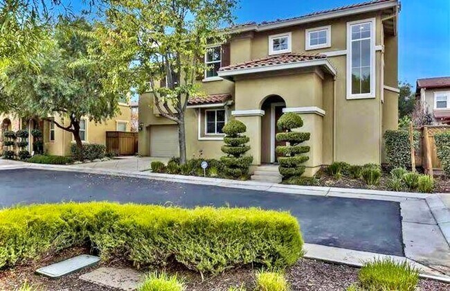Building Photo - Freshly Painted Interior for this Single F...